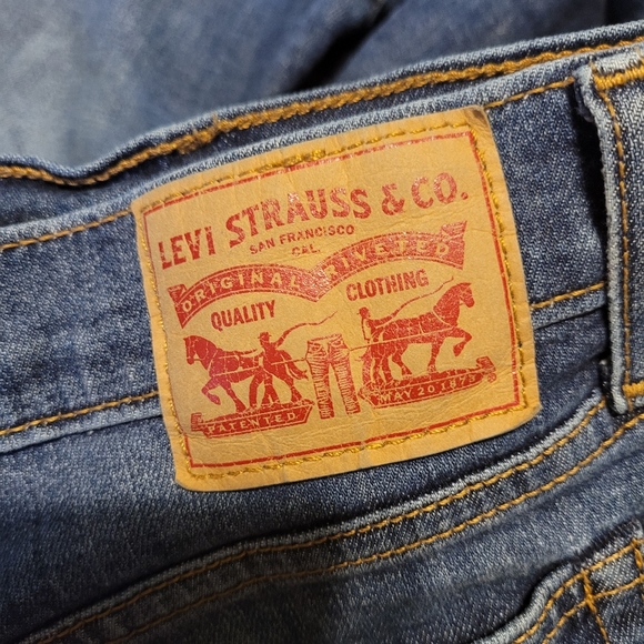 Levi's High Rise Wedgie Shorts - Picture 8 of 11